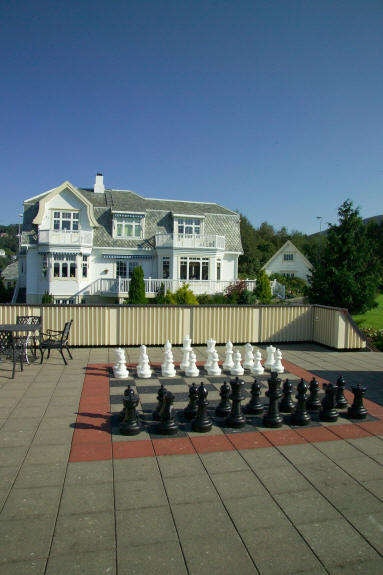 Garasjeterrasse og fasade Galleribilde