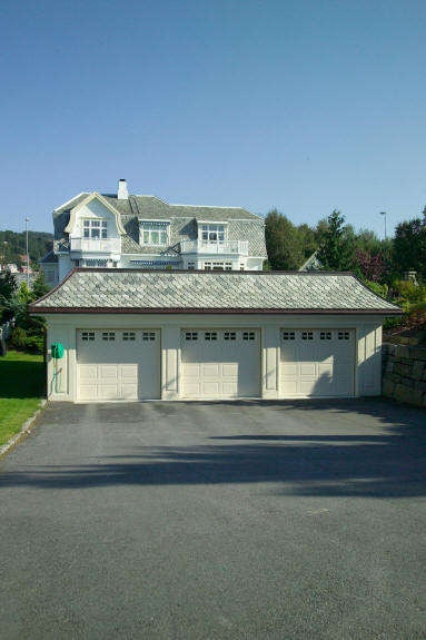 Garasje med fasade i bakgrunnen Galleribilde