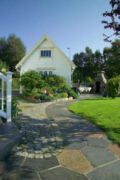 Gangsti frå terrasse til utegrill Galleribilde