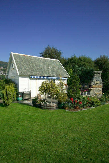 Uthus og opparbeidd utegrill Galleribilde