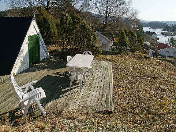 Terrasse foran den lille hytta Galleribilde