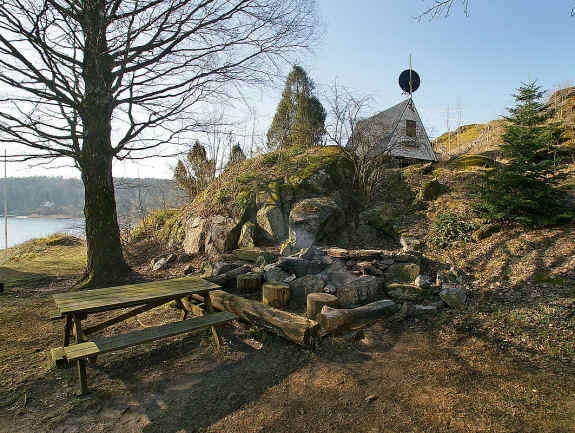 Tunet forran hytta med den lille hytta på oversiden Galleribilde