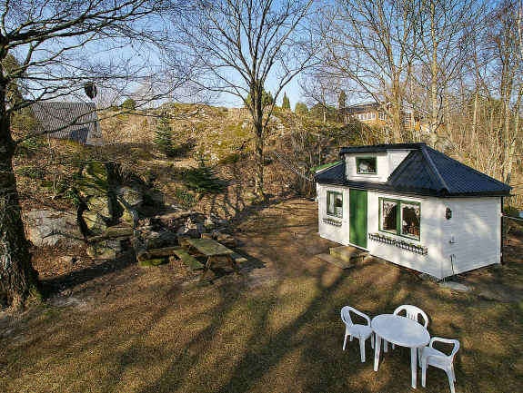 Tunet med bålplass inntil fjellet. Galleribilde