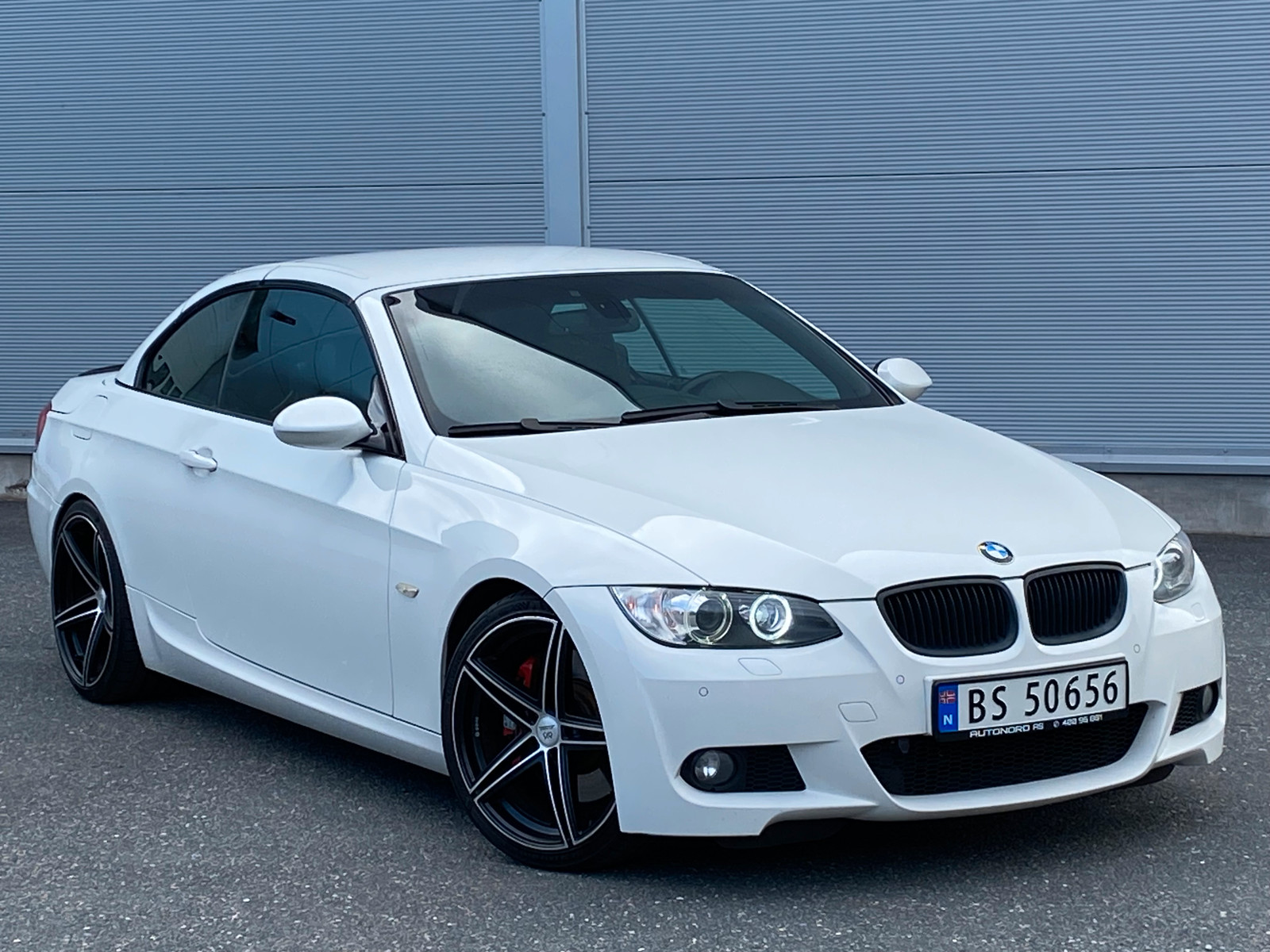 BMW 3-serie 330i / 2 x M-Sport / 272 HK / Sort optikk /