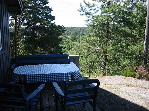 Furulunden: Terrasse bak som har all aftensol Galleribilde