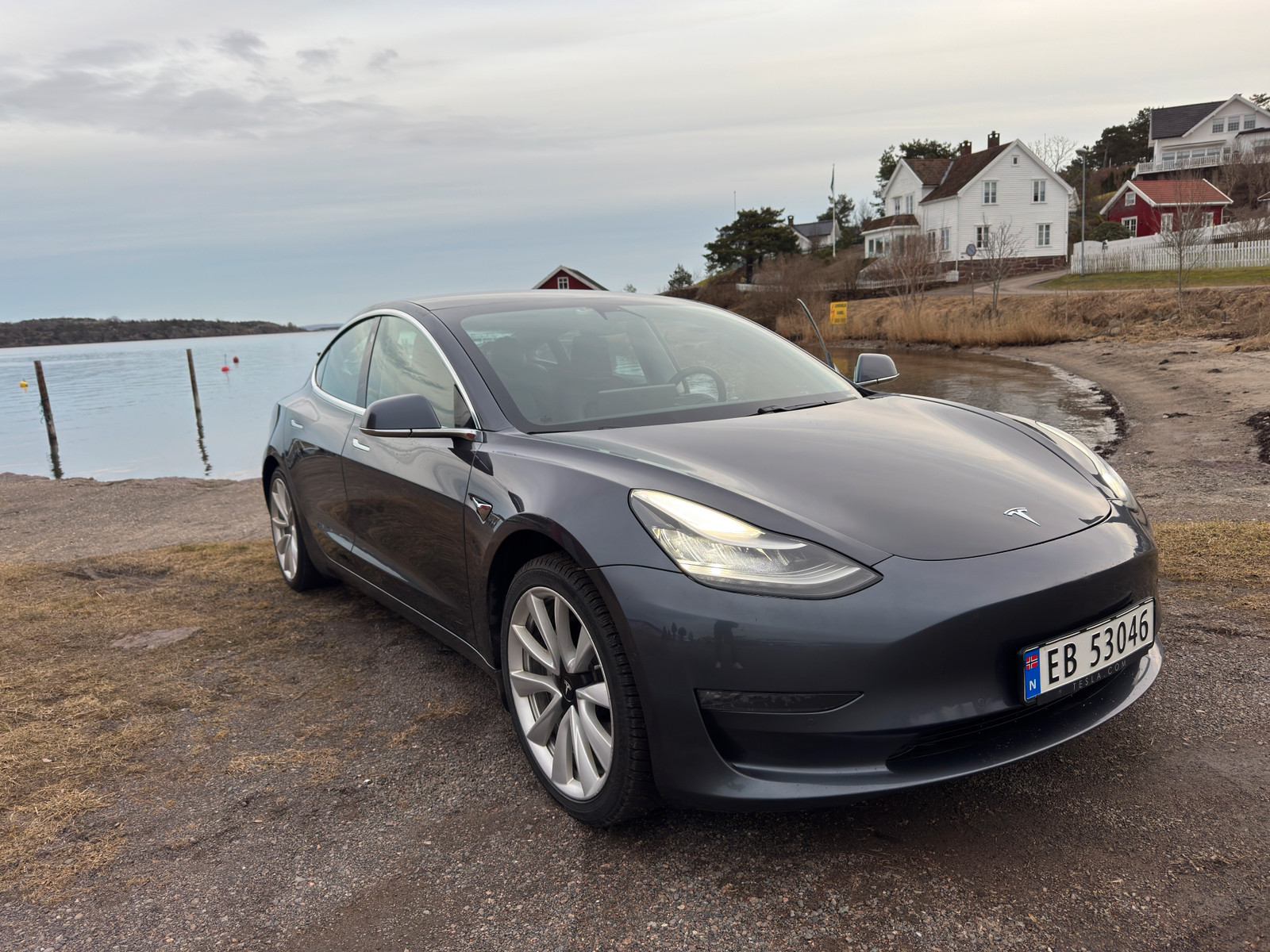 Tesla Model 3 Long Range AWD auto pilot, hengerfeste.