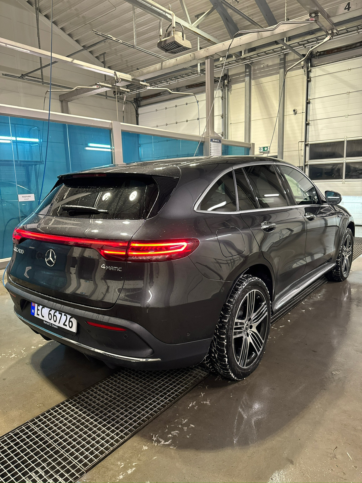 Mercedes-Benz EQC 400 4MATIC AMG Edition Premium I KUPP av en bil 2