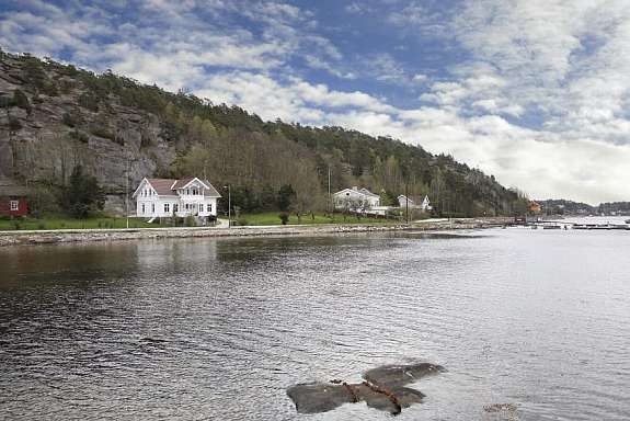 Boligen ligger kun 15 meter fra vannkanten Galleribilde