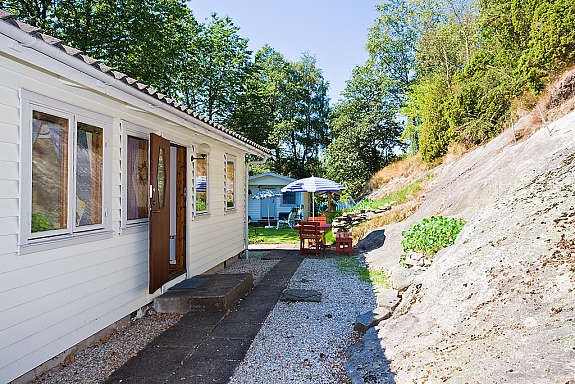 Baksidan med härligt berg och entrén Galleribilde