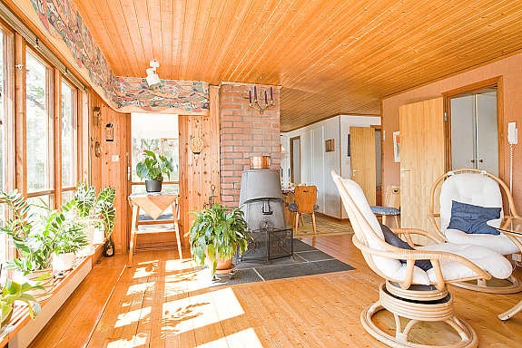 Vardagsrum med Jötul kamin Galleribilde