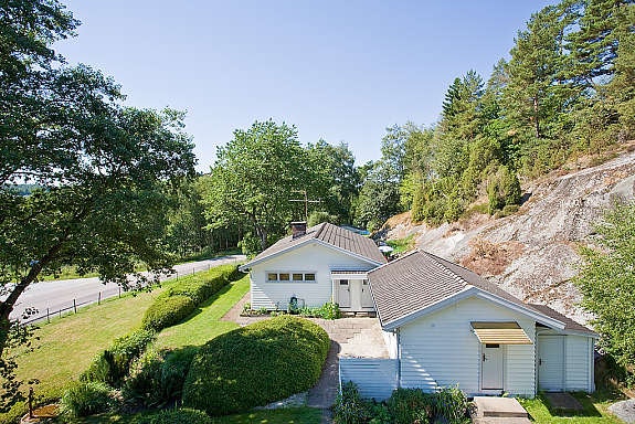Boningshus med gäststugan i förgrunden Galleribilde