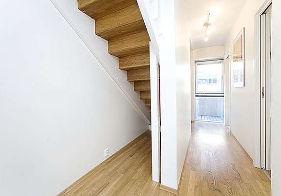 Bodplass under trapp Galleribilde