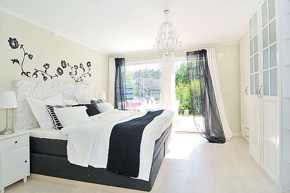 Soverom u.etasje m/utgang til terrasse og hagedel Galleribilde