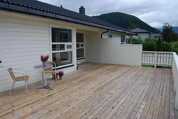 Stor, flott platting/veranda, utgang fra stue Galleribilde