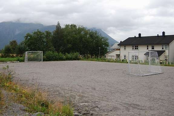 Fellesområde/grusbane like ved eiendommen Galleribilde