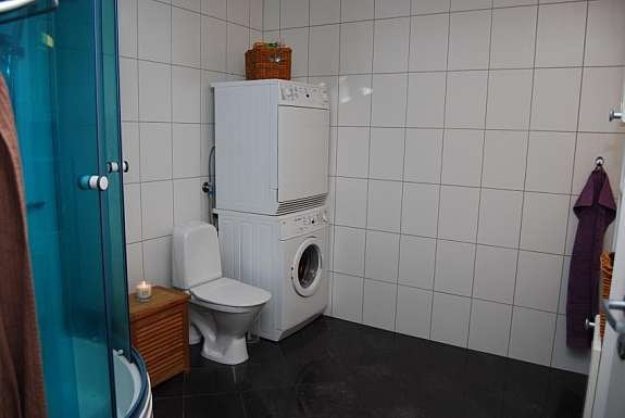 Romslig, flott baderom, flis/varmekabler Galleribilde