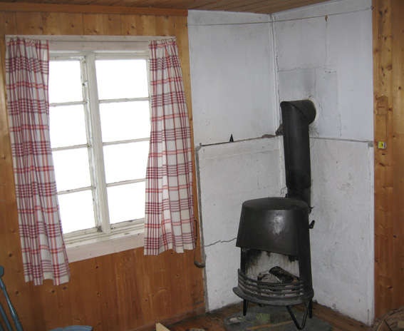 Stue med peisovn. Vindu mot nord. Galleribilde