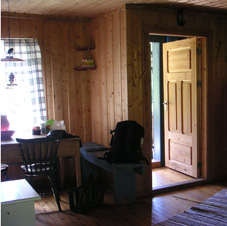 Spiseplass på kjøkken med gang og ytterdør mot sør. Galleribilde