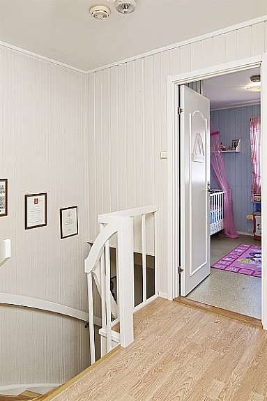 Trappegang sett fra andre etasje. Til høyre ser man det ene soverommet. Galleribilde