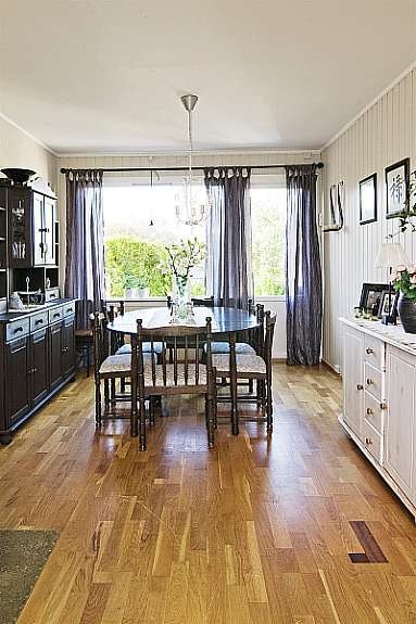 Fra spisestuen har man utgang til hagen og platting. Galleribilde