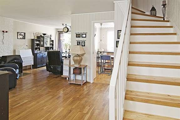 Stue med trapp opp til andre etasje. Under trappen er det nedgang til kjeller. Galleribilde