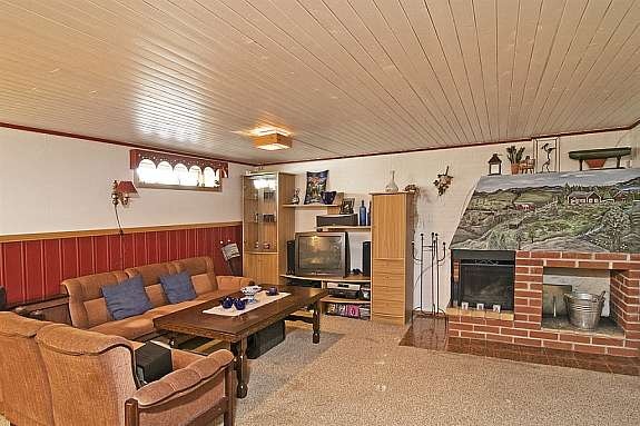 Kjellerstue med peis. Galleribilde