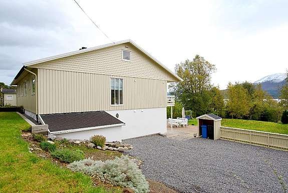 Fasade med parkering Galleribilde