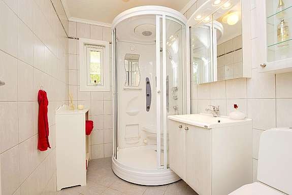 Flislagt og smakfullt bad i hovedetasje Galleribilde