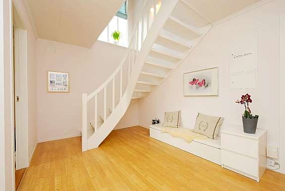 Hall med trapp opp til hovedetasje Galleribilde