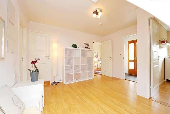 Romslig hall Galleribilde