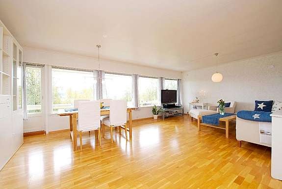 Stue med spisegruppe og tv krok Galleribilde