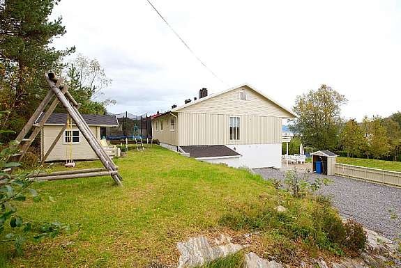 Fasade med lekehytte og huskestativ Galleribilde