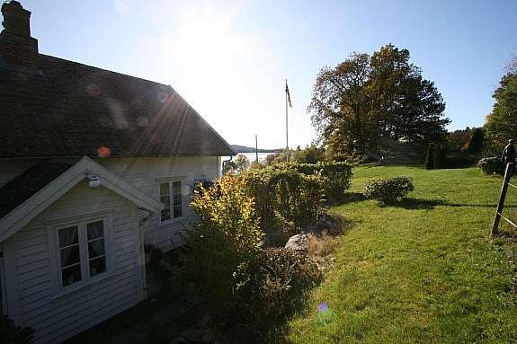 Stor opparbeidet hage på bakside Galleribilde