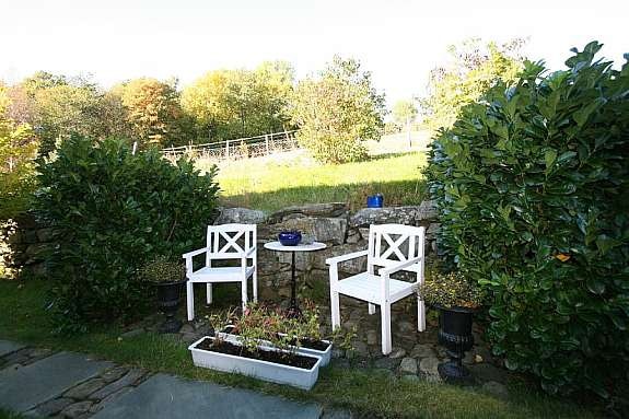 Sittegruppe ved inngang Galleribilde