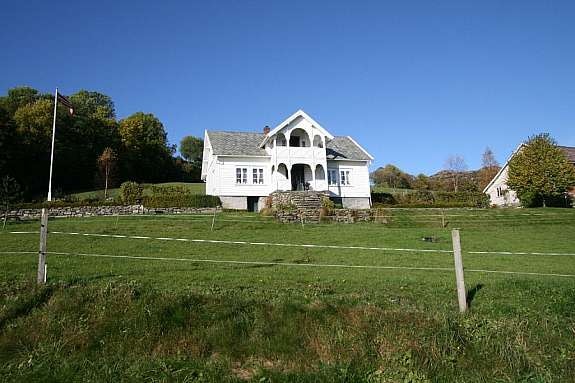 Sveitservilla med beiteområde i forkant Galleribilde