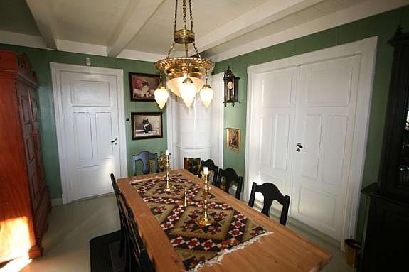 Spisestue med kakkelovn Galleribilde