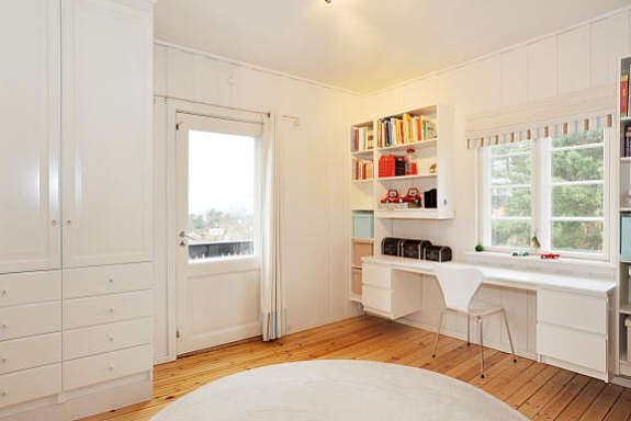 Soverom 2 av 3 (evt. tv-stue) med utgang til veranda med utsikt Galleribilde