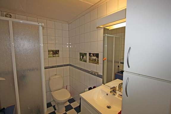 Dusjbad nr. 2 m/ wc og servant i u.etg. Galleribilde