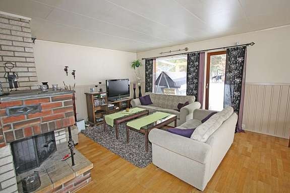 Stuen har utgang til hyggelig, usjenert terrasse Galleribilde