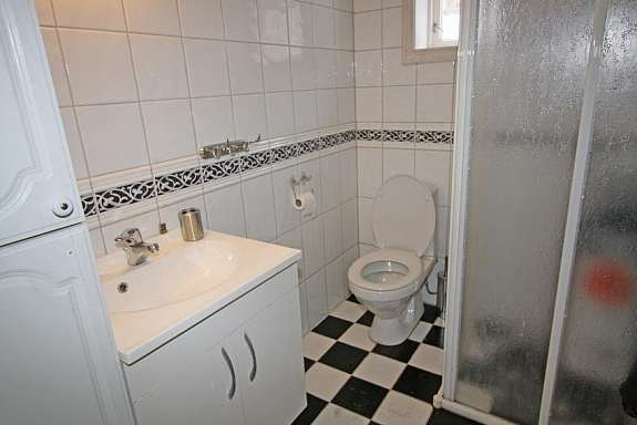 Dusjbad nr. 1 m/ wc og servant i u.etg. Galleribilde