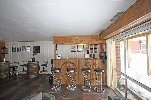 Plassbygget bardisk i kjellerstue i u.etg. Galleribilde