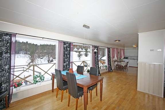 Plass for spisestuemøbler i tilknytning til kjøkke Galleribilde