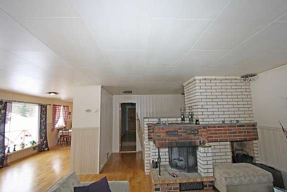 Stor og lys stue i 1.etg. m/ peis Galleribilde