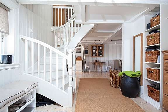 Praktisk innredet inngangsparti med smarte knagger og hylleløsninger. Galleribilde