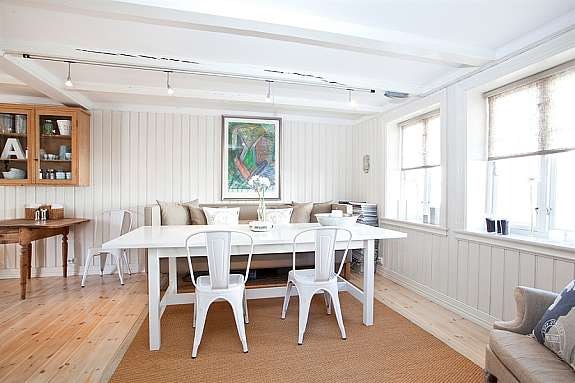 Spisestue og bakgård i praktisk og enkel adkomst fra kjøkken. Galleribilde
