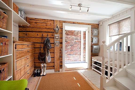 Sjarmerende laftevegg i deler av boligen. Galleribilde