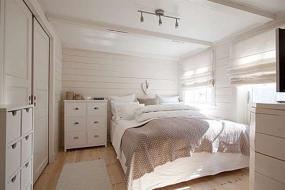 Hovedsoverom i 2. etasje med innholdsrik garderobe og utgang til solrik terrasse. Galleribilde