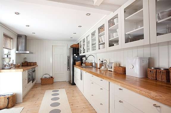 Utgang til bakgård fra kjøkken. Galleribilde