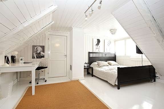 Loftstue i 3. etasje, sjarmerende og oppusset i lyse farger. Galleribilde