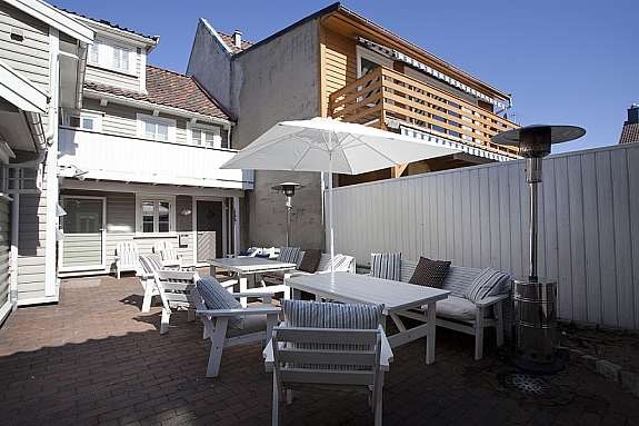 Bakgård sett fra annekset. Galleribilde